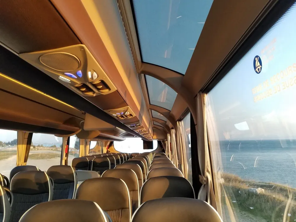Partez l’esprit serein en minibus ou en autocar avec chauffeuwebp